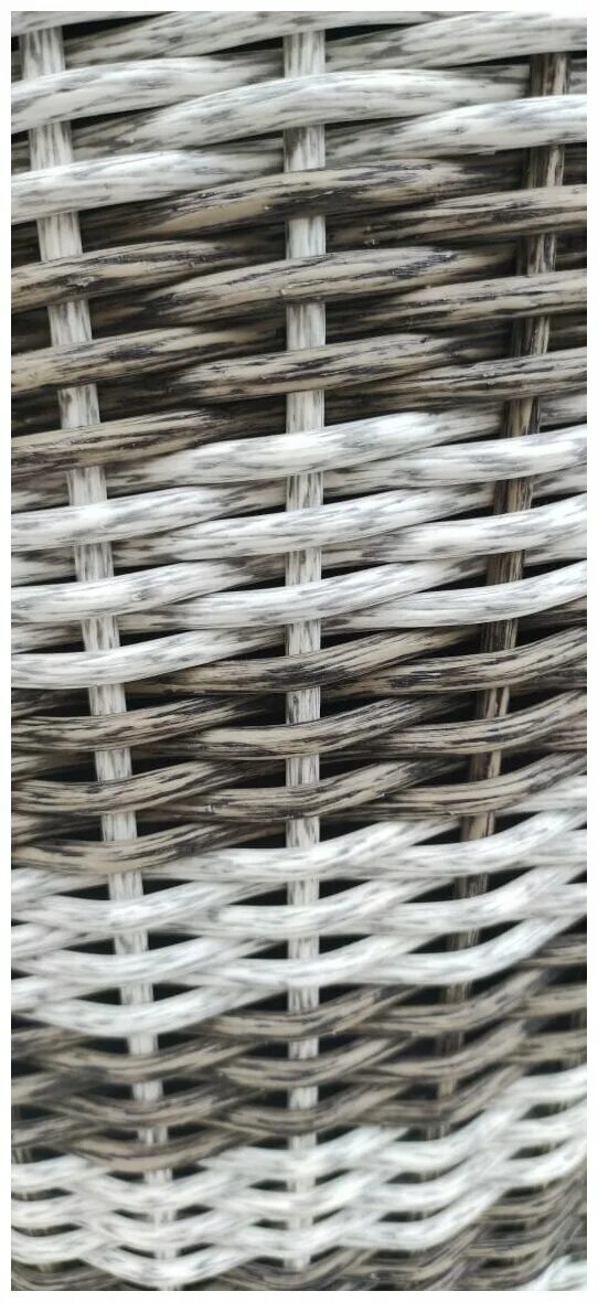 плетеные кашпо из искусственного ротанга.