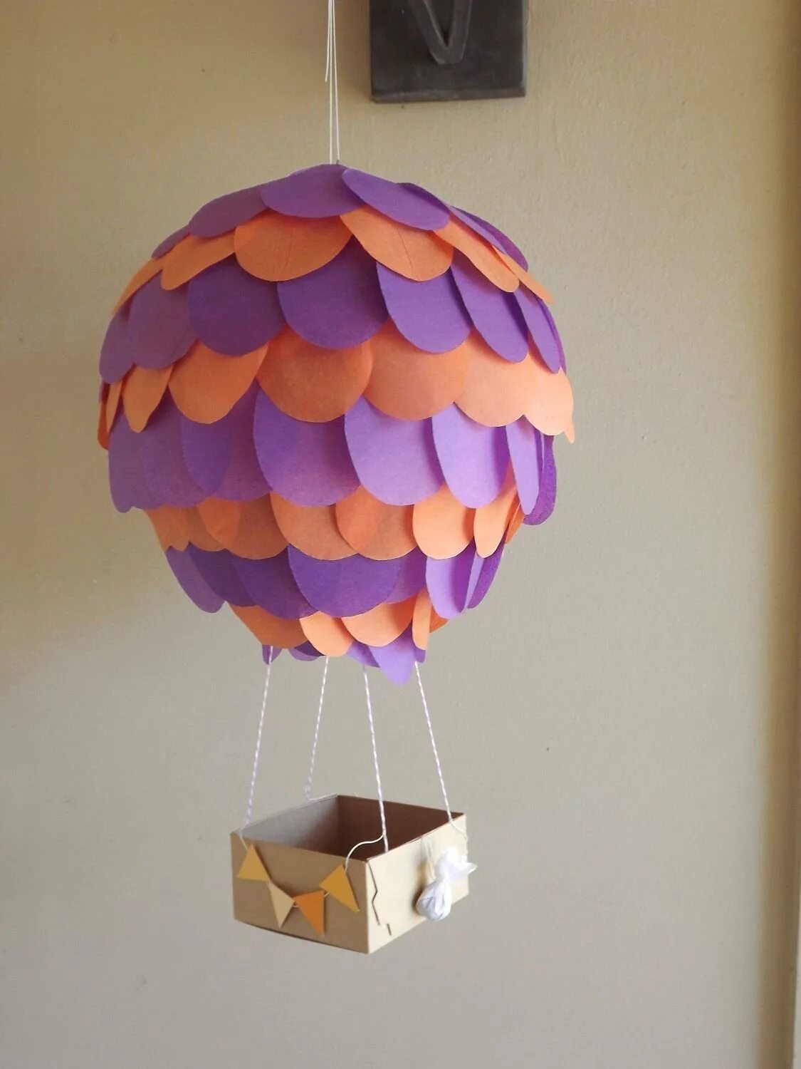 Как создать воздушный шарик. Объемный воздушный шар. Воздушный шар поделка. Поделка воздушный шар из бумаги. Поделка воздушный шар с корзиной.