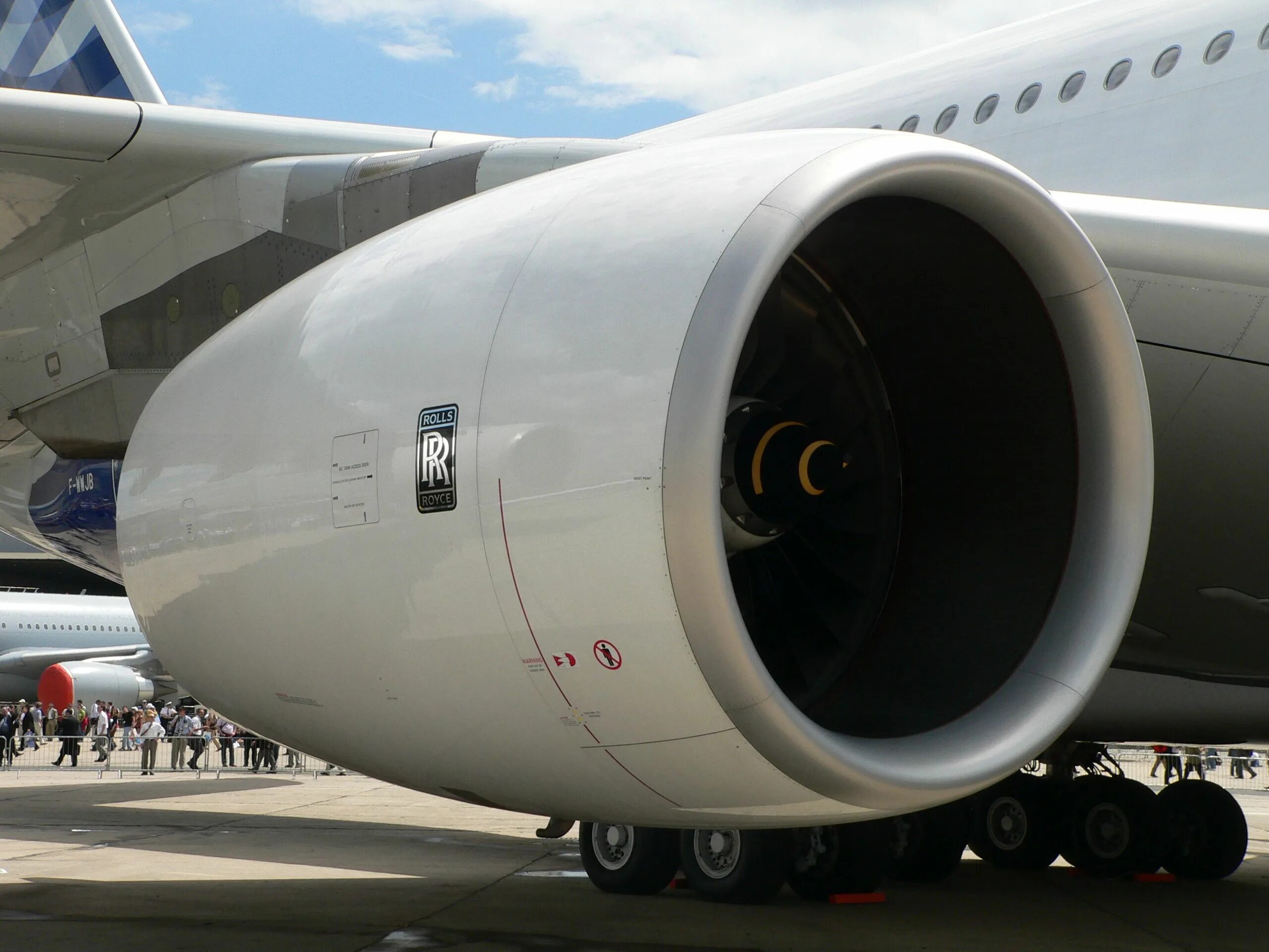 Самые большие пассажирские. Двигатель самолета Airbus a380. Аэробус большой а380. Эйрбас а380 двигатели. Rolls-Royce Trent 900.