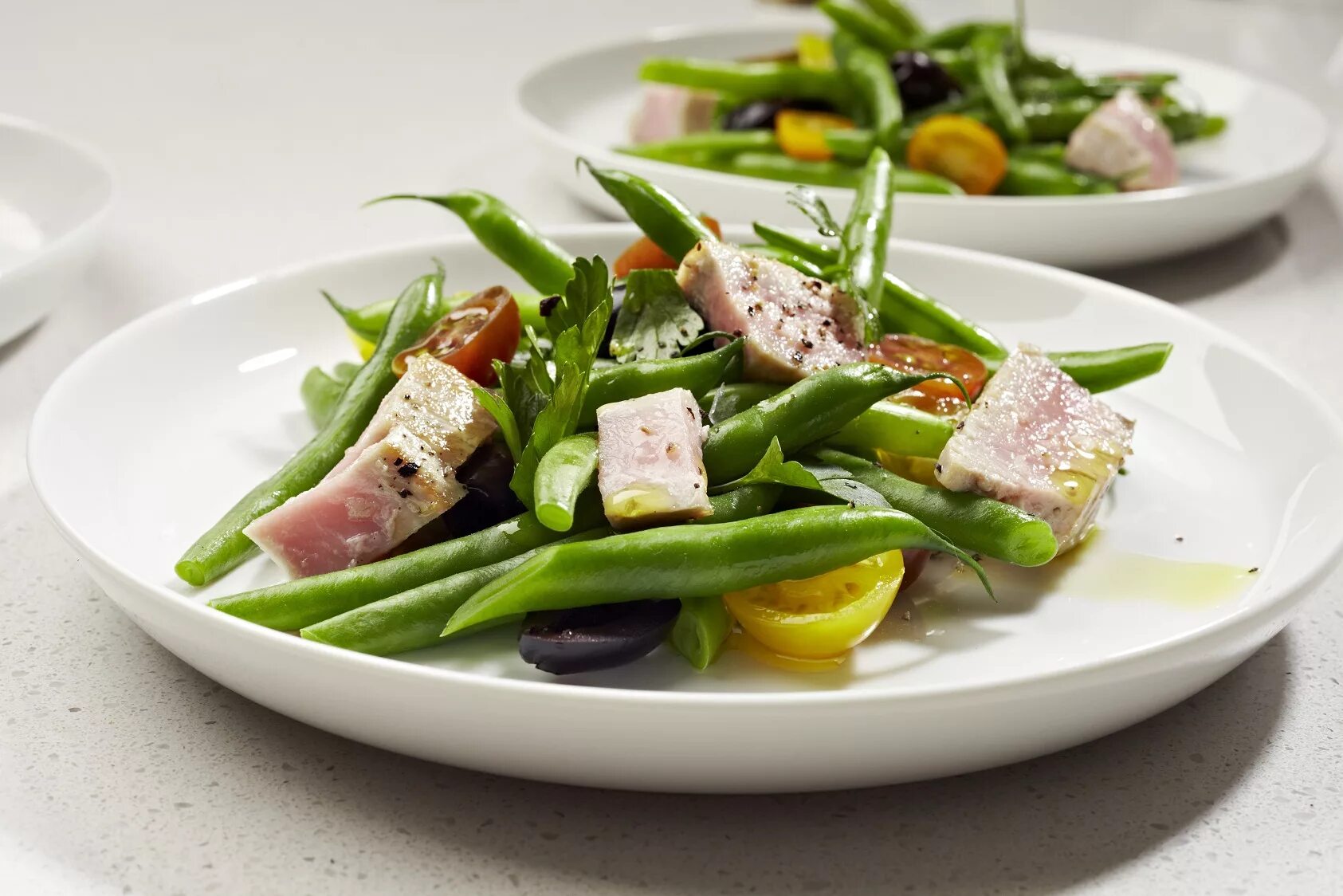 Салат из тунца с красной фасолью. Салат с тунцом и рукколой. Салат с тунцом и фасолью. Салат с тунцом и спаржевой фасолью. Салат с тунцом консервированным и фасолью стручковой.