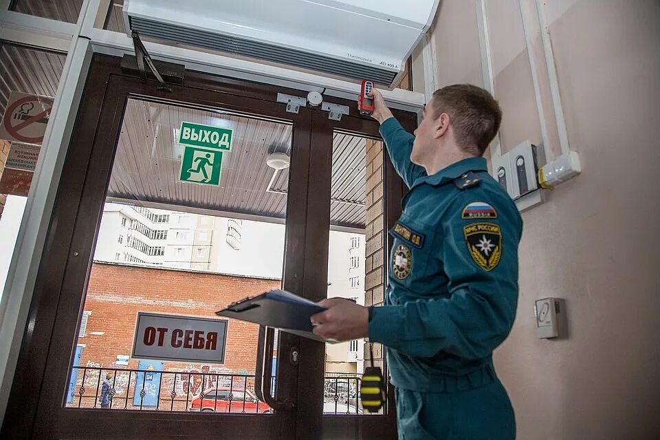 Граждане несут за нарушение пожарной безопасности. Пожарный инспектор. Пожарная проверка. Пожарный инспектор МЧС. Проверка пожарной безопасности.