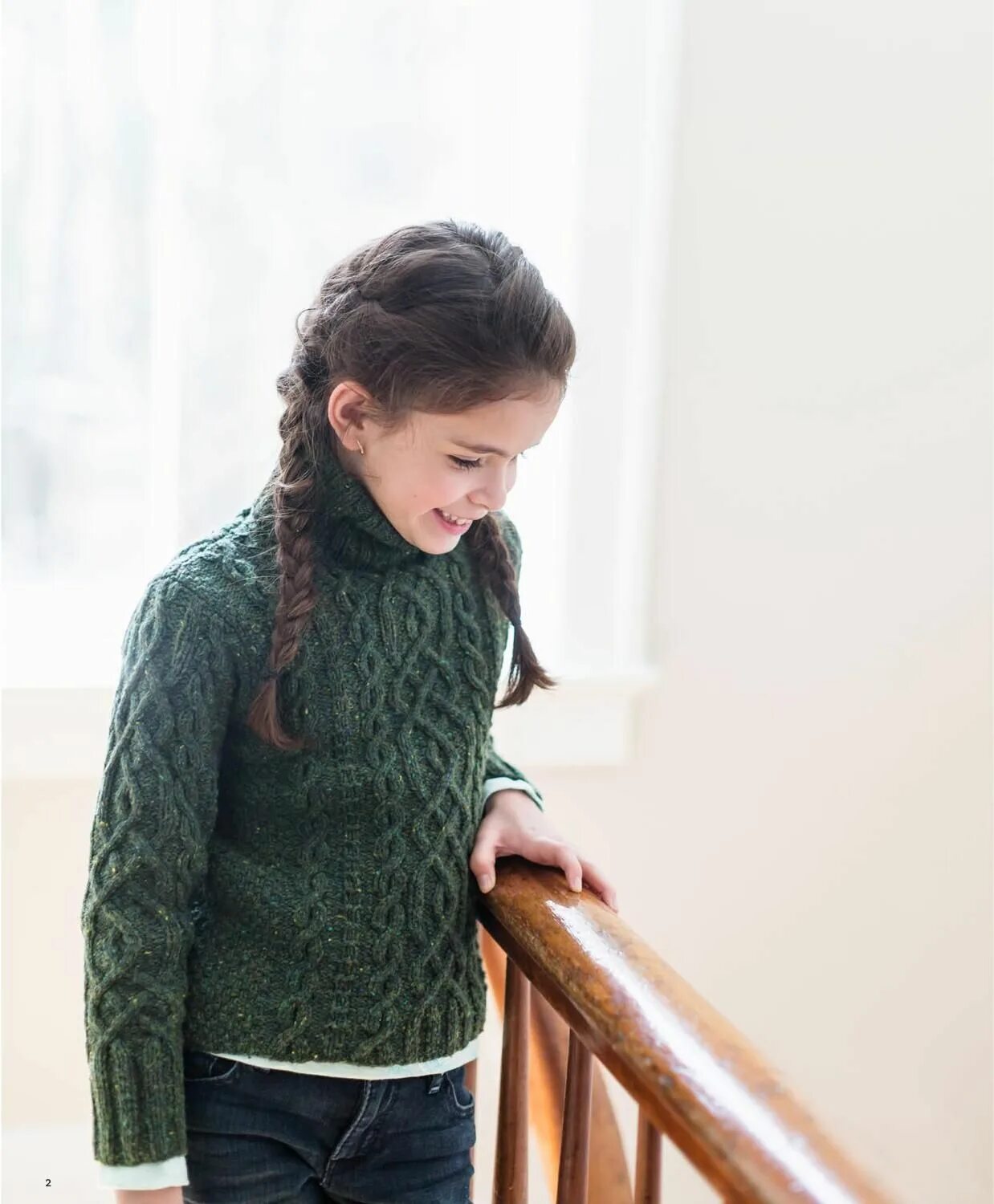 Дедовские свитера как называются. Красный свитер zara. Женщина в кофте. Свитер вики. Вязаный свитер белый с красным.