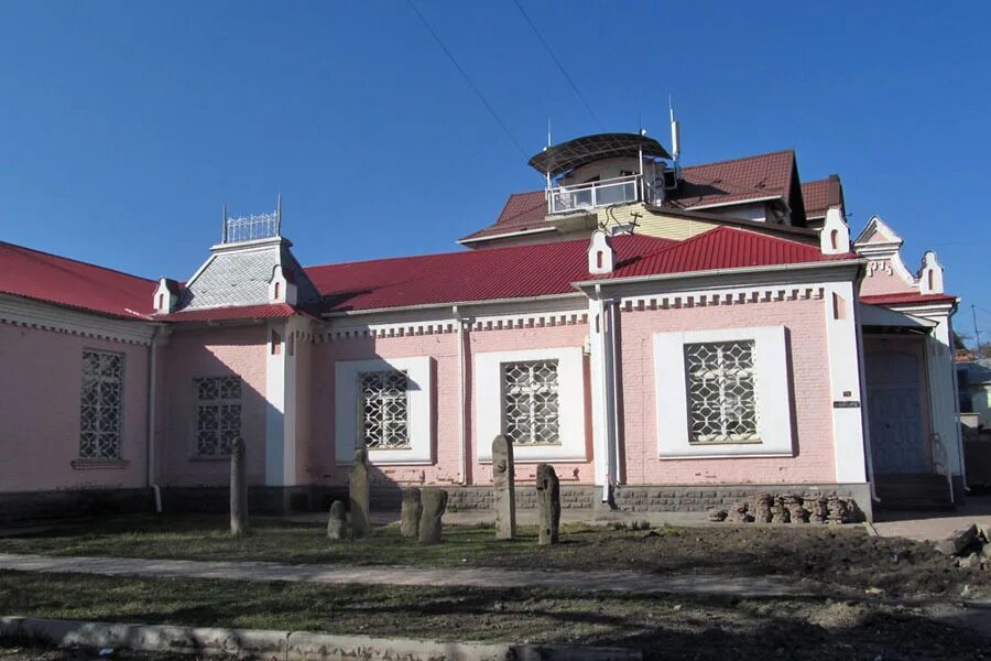 Краеведческий музей Черкесск. Карачаево-Черкесский музей-заповедник. Краеведческий музей г. Черкесска. Музей заповедник Черкесск.