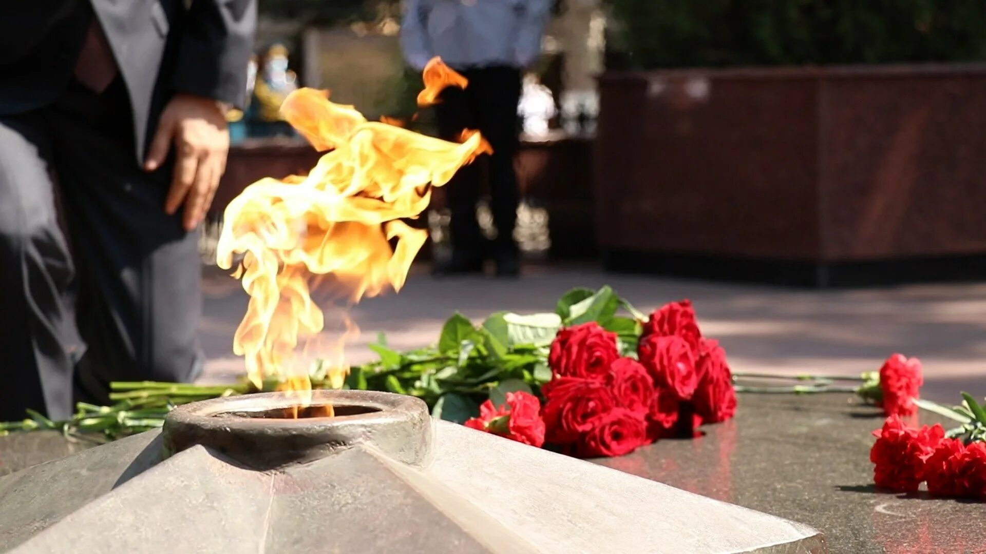 Какого цвета вечный огонь. Возложение цветов мемориалу славы. Возложение цветов к Вечному огню. Вечный огонь. Цветы у вечного огня.