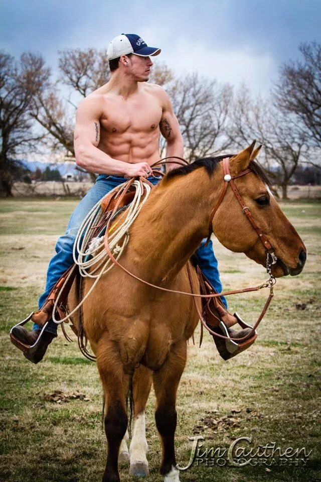 Парень на коне. Красивый парень с лошадью. Мужчина на лошади. Парень на конк.