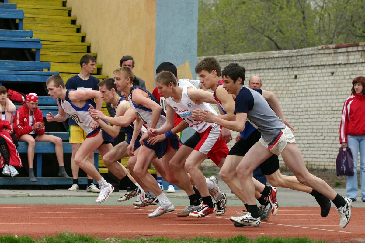 Соревнования спортсменов любителей. Спортивные соревнования. Школьные спортивные соревнования. Подросток спортсмен. Школьники соревнования по бегу.