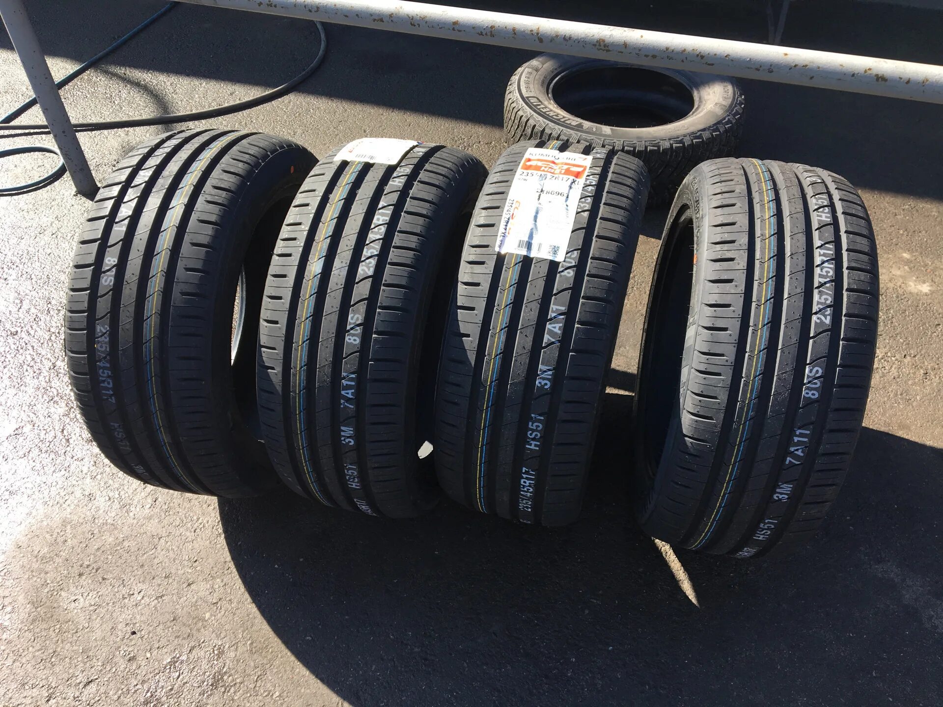 Kumho Ecsta hs52. Kumho Ecsta hs51 215/55 r17. Kumho hs52 225/55 r17. Шины Kumho Ecsta hs52.