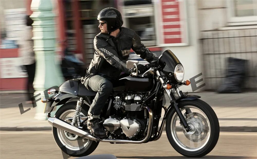 Триумф стиля. Triumph thruxton 2015. triumph bonneville 2014 с райдером. байкер на мотоцикле триумф. байкер на триумфе.