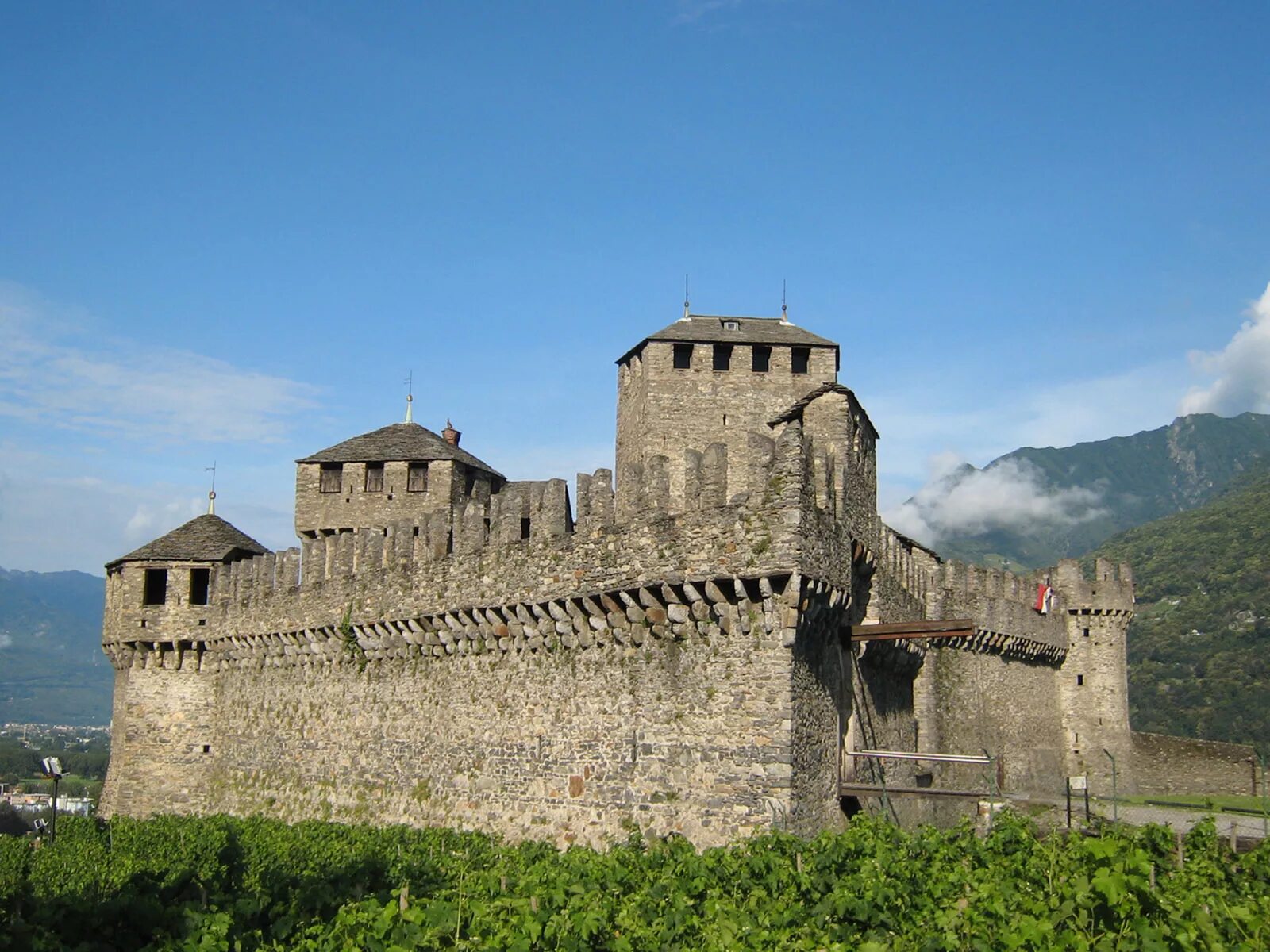 Крепость время работы. Замок Сассо-Корбаро Швейцария. Замок Монтебелло Швейцария. Замок Монтебелло (Castello di Montebello).. Крепостные сооружения Беллинцоны Швейцария.
