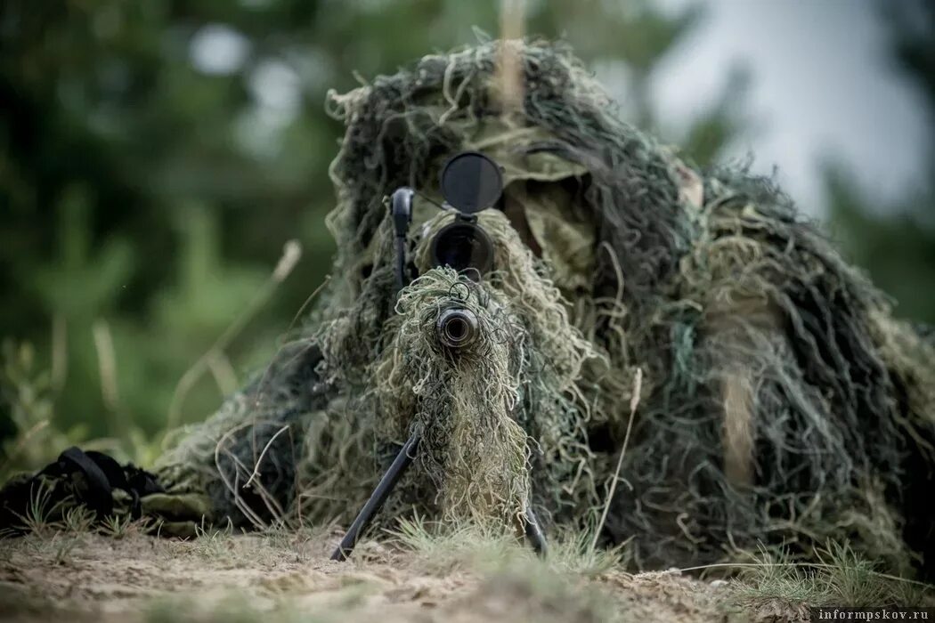 Гилли манджаро. Снайпер страйкбол ghillie. Снайперский гилли. Костюм гилли снайпер спрятался. Маскировочная трава.