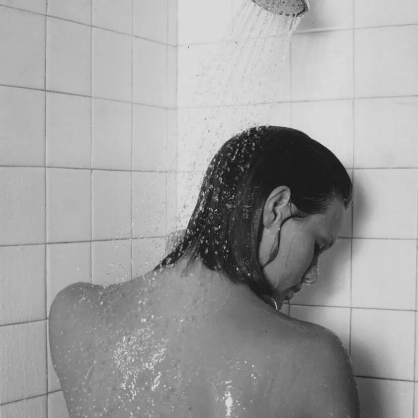 Девушка в душе фотосессия. Скрытая камера в женской душевой. Женский душ. Фотосессия под душем. Девочки моются в душевой.