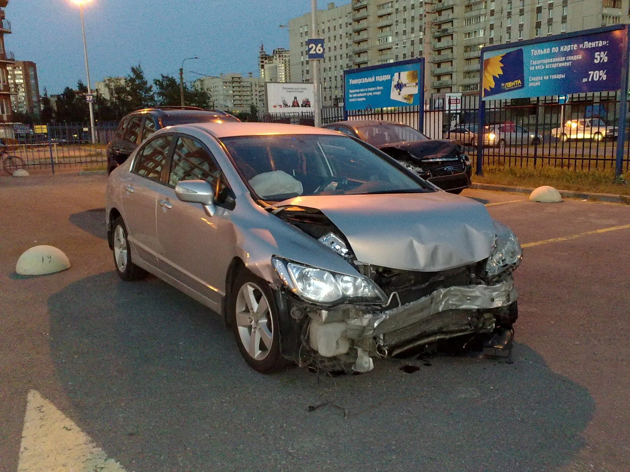 Битый цивик 4д черный. Аварии хонда цивик. Аварии хонда цивик 4д. Разбитая хонда цивик 4д. Civic разбитый.