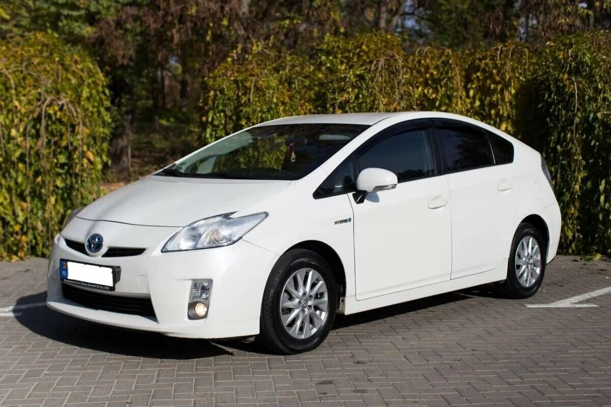 Прокат автомобилей стоимость. Toyota Prius 2013. Toyota Prius Hybrid 2013. Тойота Приус v 2013. Тойота Приус гибрид 2013г.
