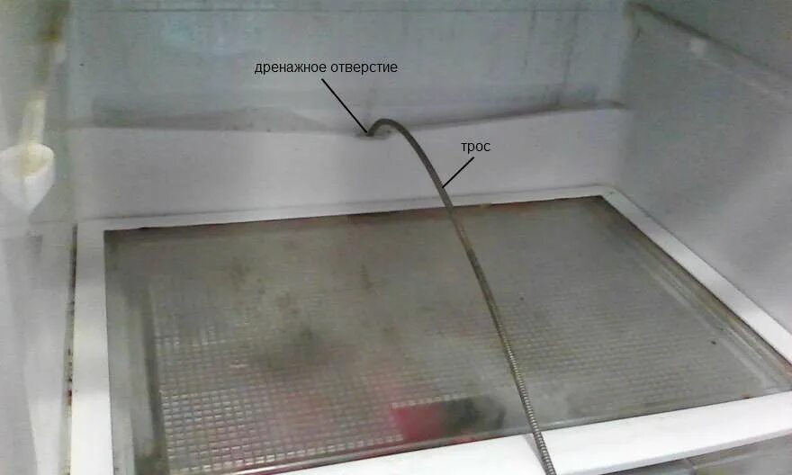 Где находится отверстие в холодильнике. Дренажное отверстие в холодильнике индезит. холодильник индезит сливное отверстие. дренажное отверстие в холодильнике бирюса. холодильник samsung rt30g/rt дренажное отверстие.