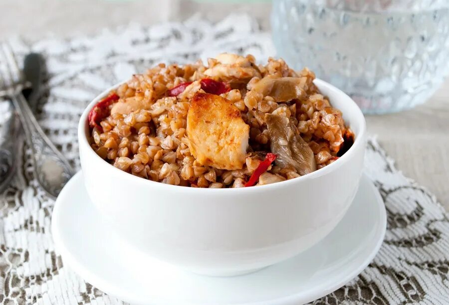 Гречка по-купечески со свининой. Гречка по купечески рецепт в мультиварке редмонд. Гречка по купечески калории. Гречка тушенка морковь лук. Гречка по-купечески в мультиварке.