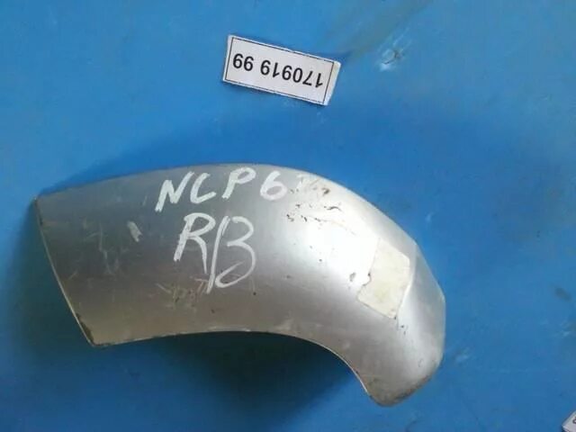 Задний бампер ист. 52159-52320-b1. Тойота ист 2002 года сзади. Накладка на задний бампер тойота ист. Бампер задний тойота ist 2002.