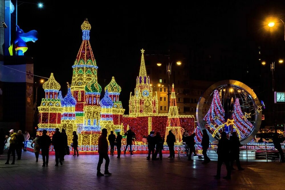 Европейский новый год в россии. Праздничное оформление города. Кремль в гирлянде. Новогодняя иллюминация Московский Кремль. Праздничное убранство города.