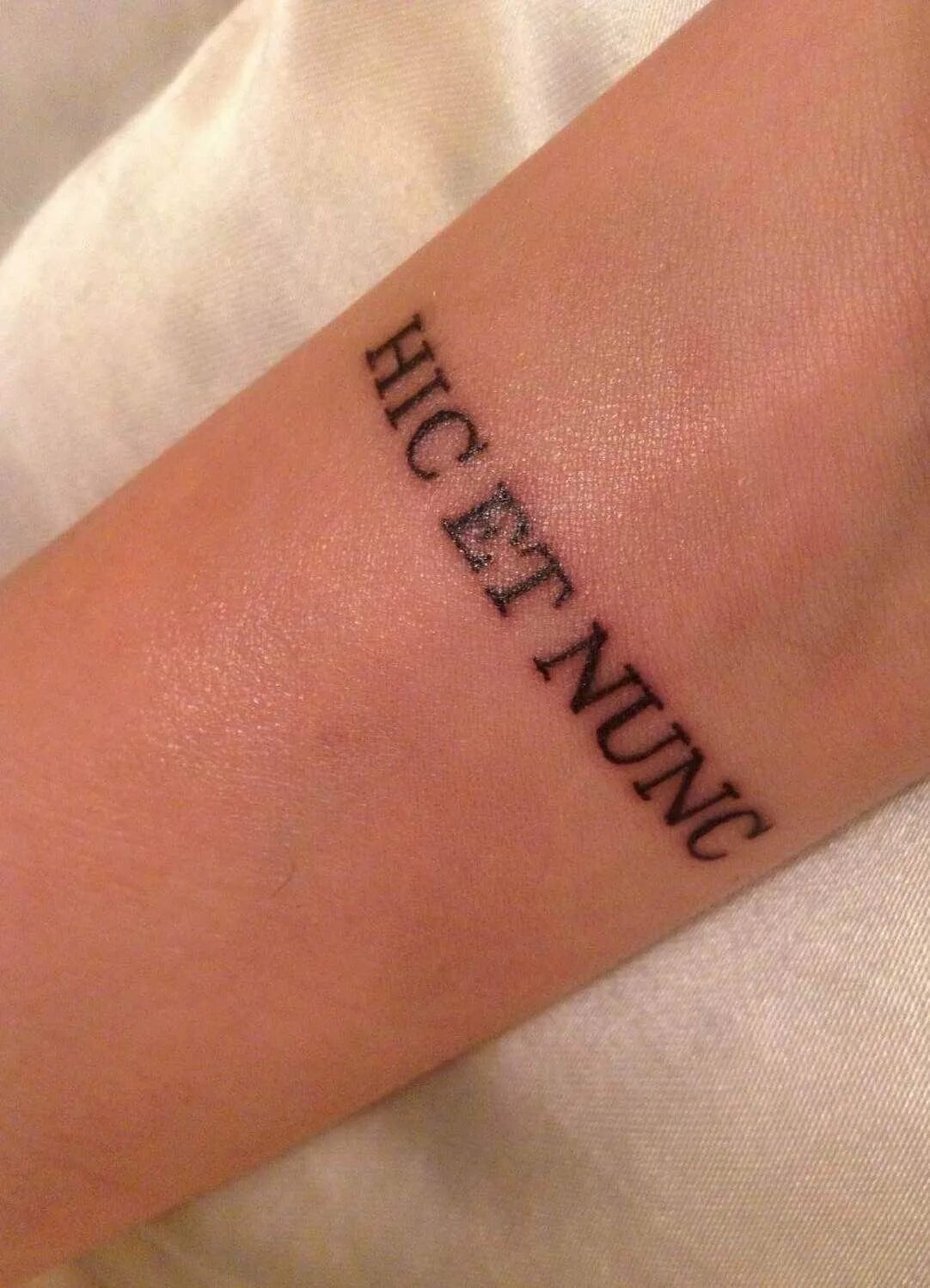 тату надписи. тату надпись на руке. тату надпись на руке. фото татуировка надпись на руке. тату на руке женские надписи.