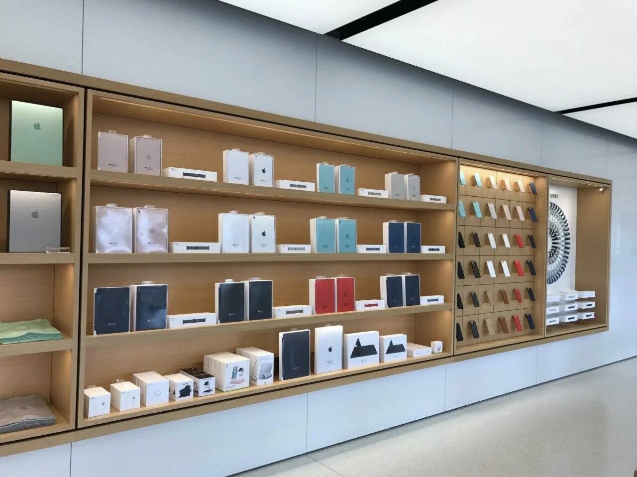 Магазин списанной техники apple за 0. Магазин Apple. Витрина с айфонами. Магазин техники Apple. Витрина Apple Store.