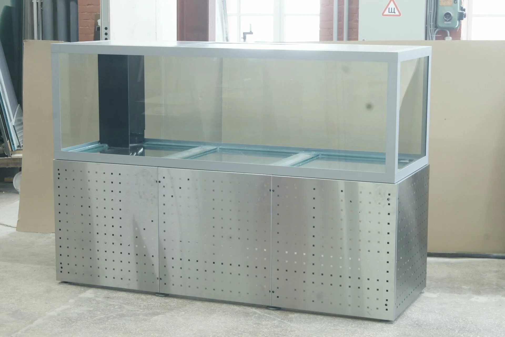 торговые аквариумы для морепродуктов. торговый аквариум. большой аквариум в новосибирске. аквариум для торговли живой рыбой. магазин аквариумов.