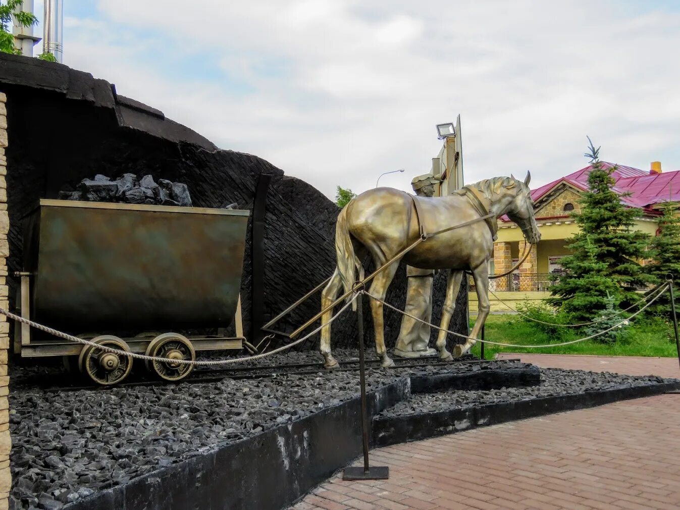 Красная горка кемерово улица красная горка. Музей красная горка Кемерово, Коногон. Коногон в Кемерово на красной Горке. Красная горка Кемерово шахта. Памятник коногону в Кемерово.