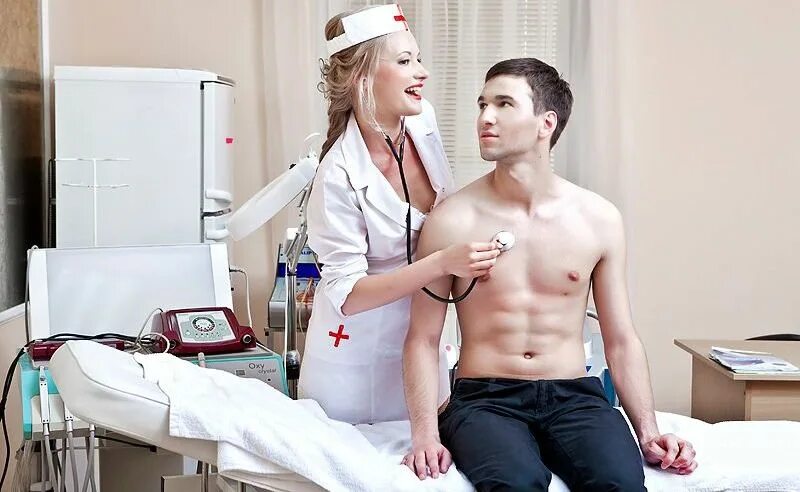 Медсестра и молодой пациент. Девушка медсестра и парень. Девушка медсестра и парень. Медсестра и мужчина. Ролевые игры молодых.