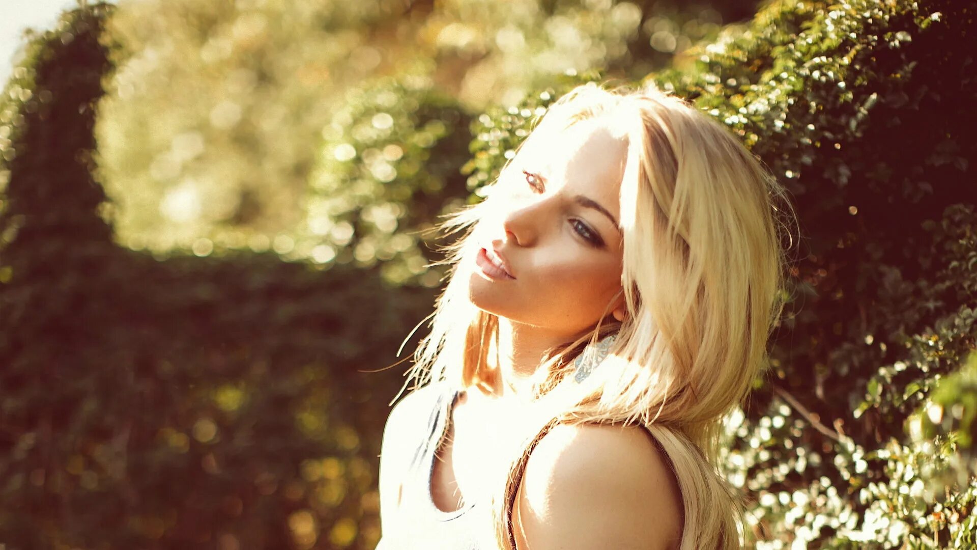 стильные блондинки. симпатичные девушки блондинки. блондинка перед. блондинка в платье. стильные девушки блондинки.