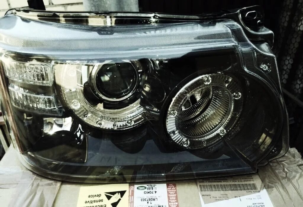 Фары рендж ровер спорт. Фара на Рендж Ровер спорт 2011. Range Rover Sport фары. Range Rover Sport 2011 фары.