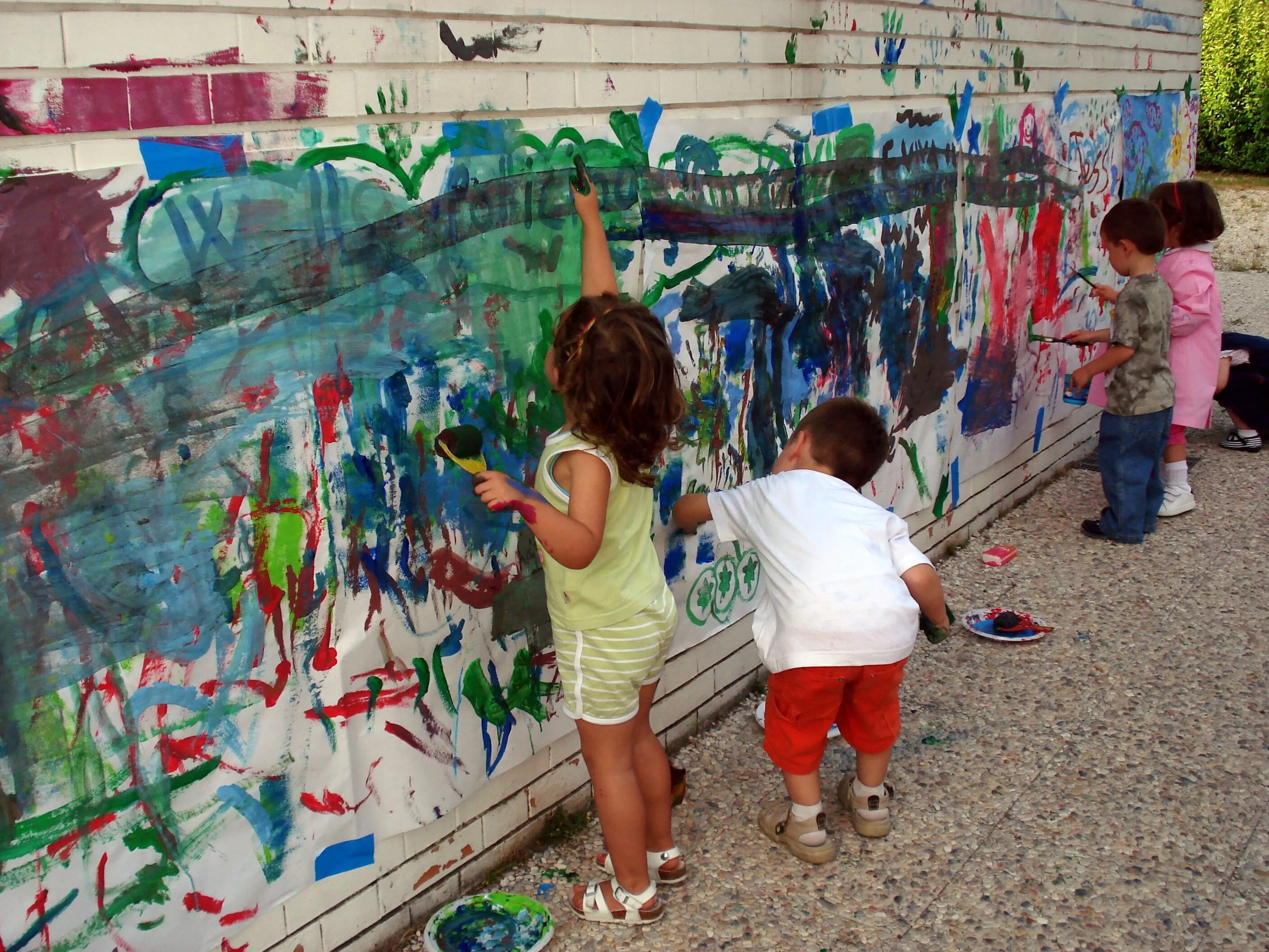Children's painting. Ребенок разрисовал стены. Краски для детей. Картины для детей рисовать. Ребенок рисует на стене.