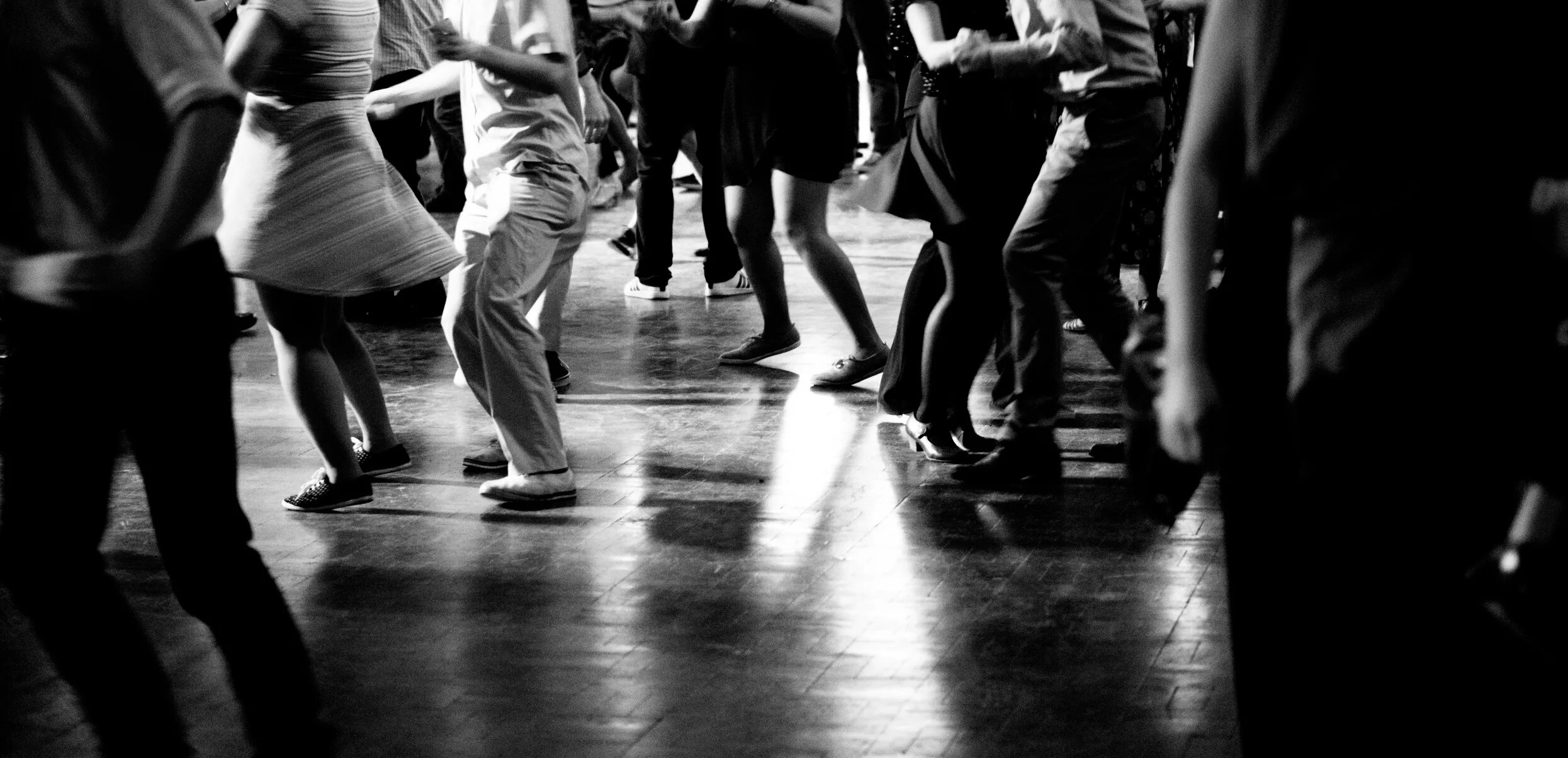 Танец где танцуют ногами. Танцы толпа на черном. Танцы Сток. Танец черный и белые ноги. Танцующие люди в белых одеждах.