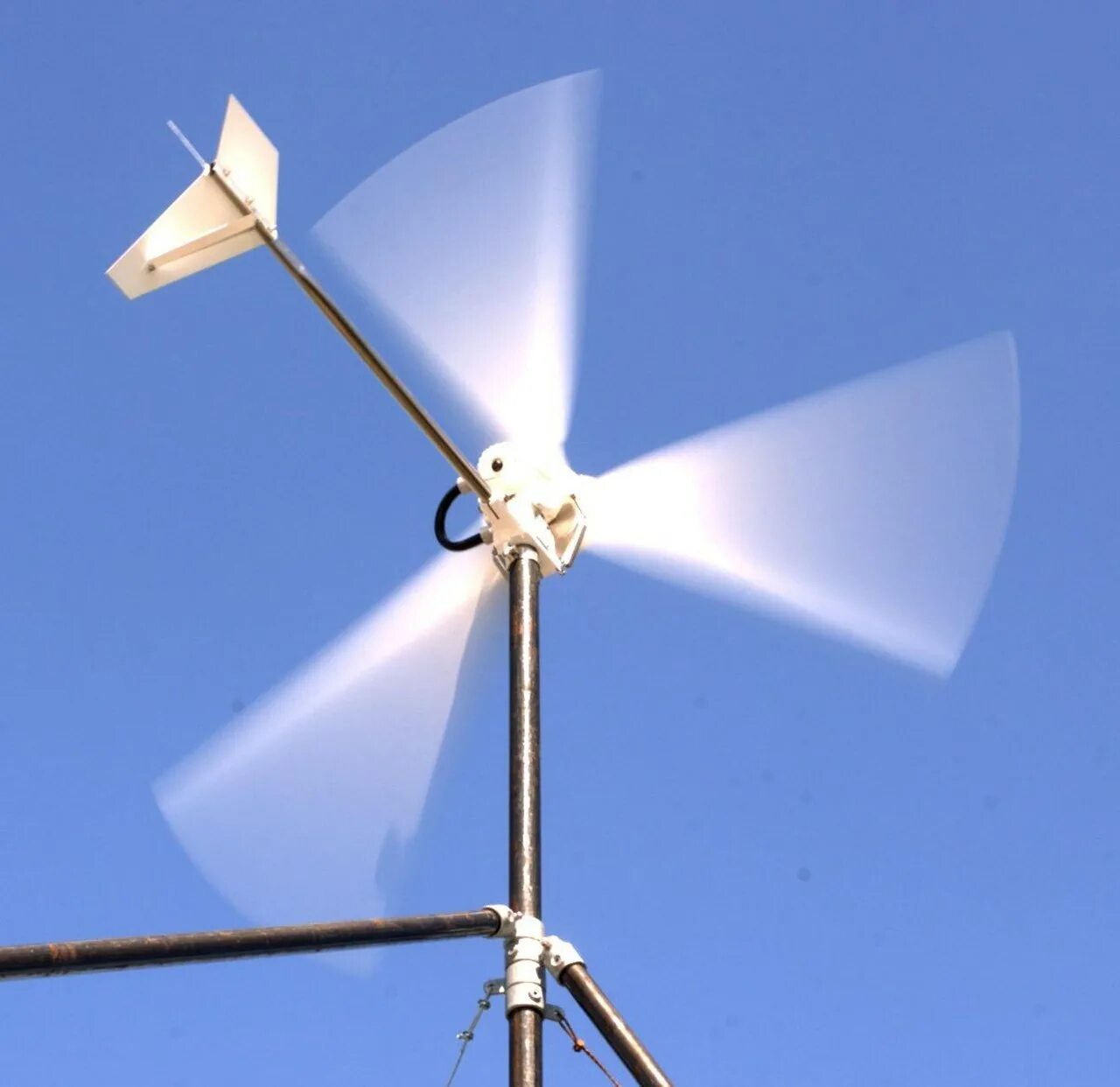 Micro Wind Turbine. Ветряной энергогенератор. Небольшие ветрогенераторы. Ветряки для выработки электроэнергии.