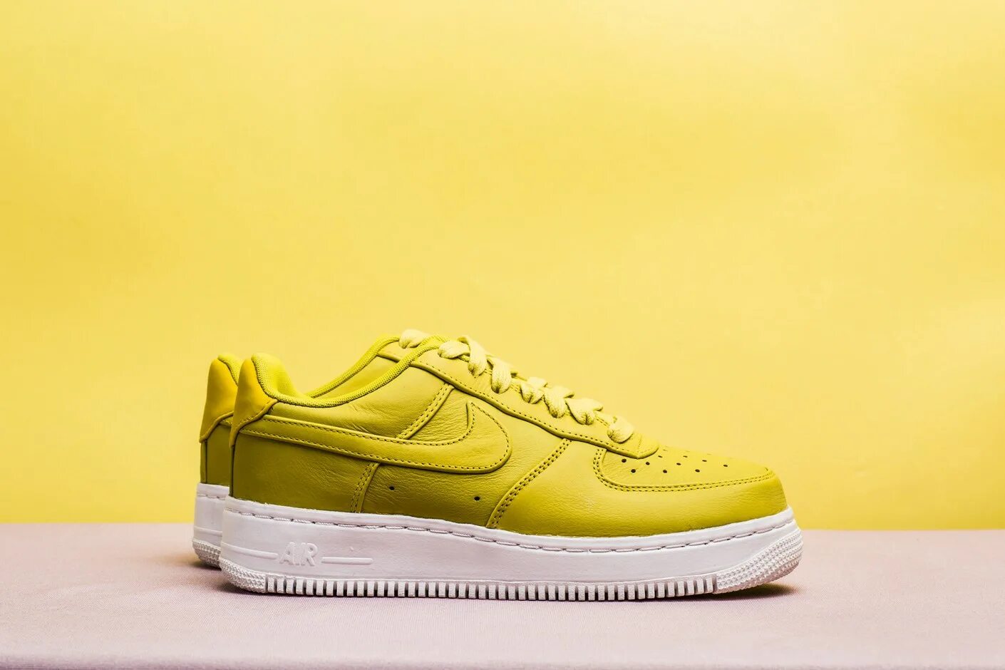 Подошва nike air force. Найк АИР Форс 1 с желтой подошвой. Кроссовки Air Force Low CMFT желтый. Nike Air Force 1 с желтой подошвой мужские. Nike Air Force желтые.