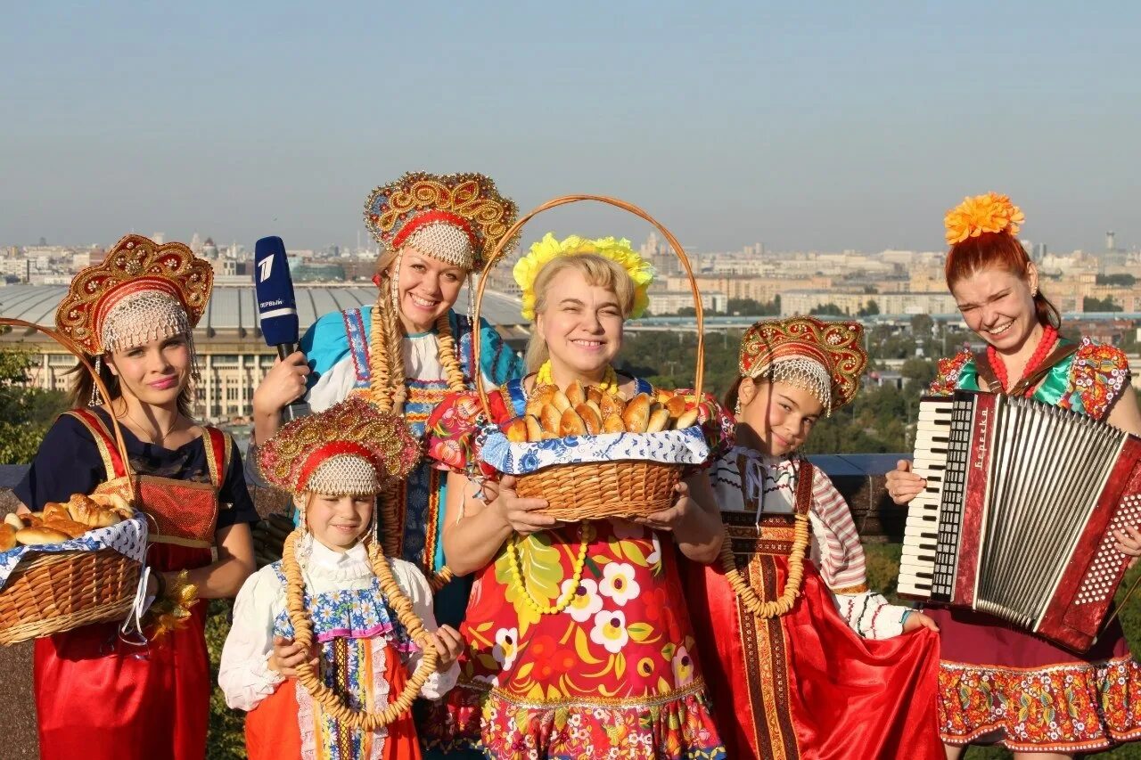 Шоу концерты. Шоу группа ночной визит омск. Ходулисты на мероприятие москва. Край шоу. Край шоу.