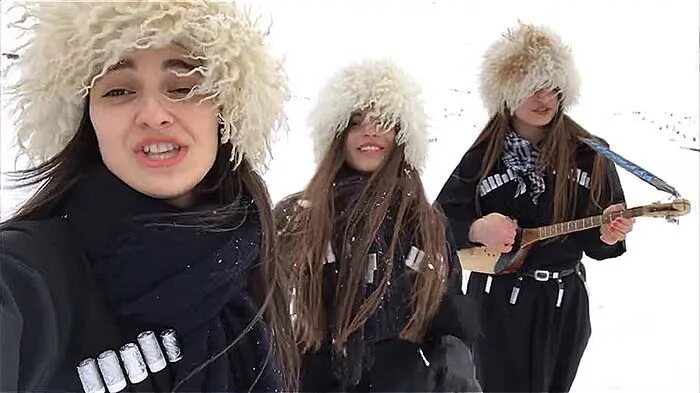 Трио мандили состав. Трио мандили состав. Грузины девушка поют. 3 девочки грущи5ки поют. Трио mandili.