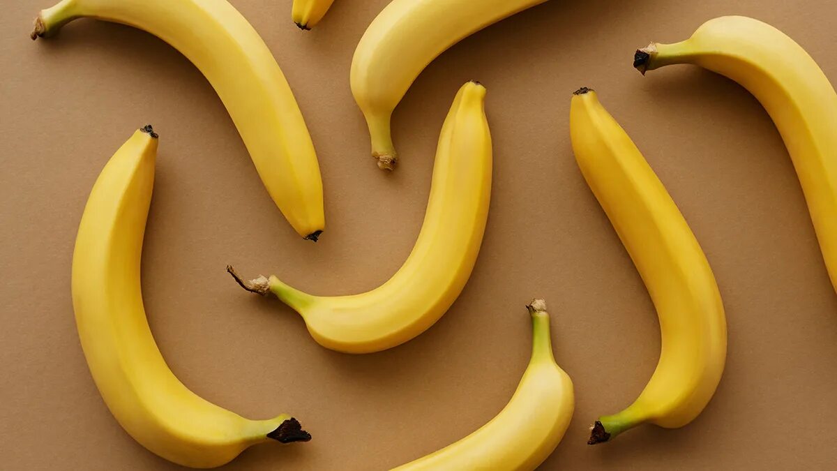 Желтый банан. Производители бананов. Много бананов. Красивый банан. М5 банан