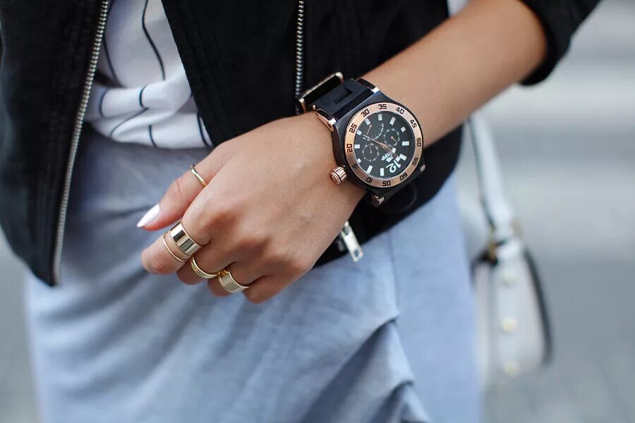 Мужские часы женщины. Часы на руку женские. Мужские часы на женской руке. Стильные часы на женской руке. Наручные женские часы на руке.