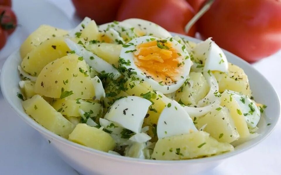 Картофель с яйцом. Вареная картошка яйцо рецепт. Вареная картошка с яйцами. Отварной картофель с яйцом. Вареная картошка яйцо рецепт.
