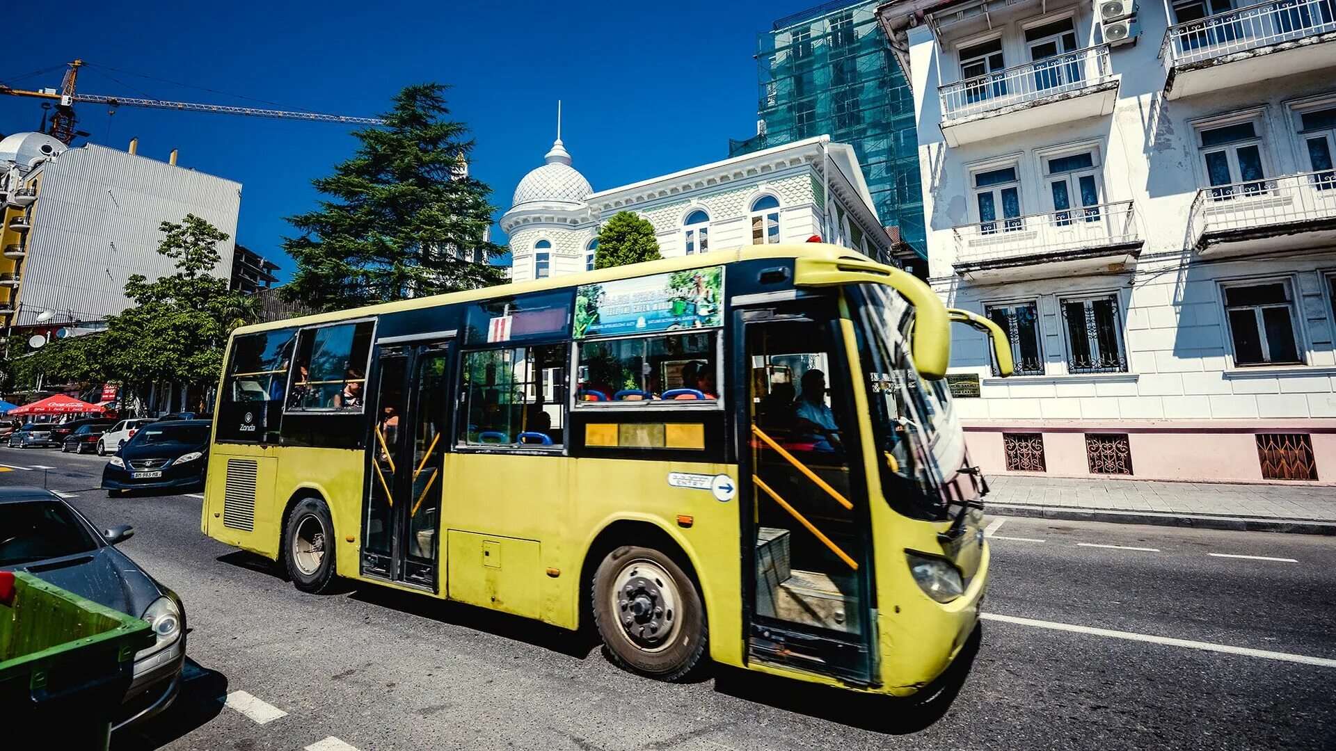 Спутник автобусные туры. Bus Батуми. Автобусы Батуми. Электрический автобус на улицах Батуми. Автобусный тур Грузия.