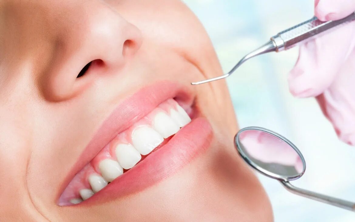 Профгигиена полости рта. Dental treatment. Красивые зубы стоматология. Красивая девушка стоматолог. Терапия стоматология.