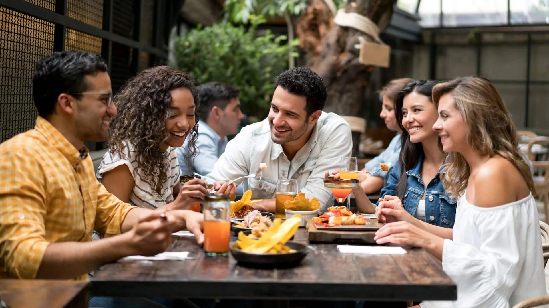 We never at the restaurant. We never at the restaurant. Ужин с друзьями. Друзья в ресторане. Arrive at a restaurant.