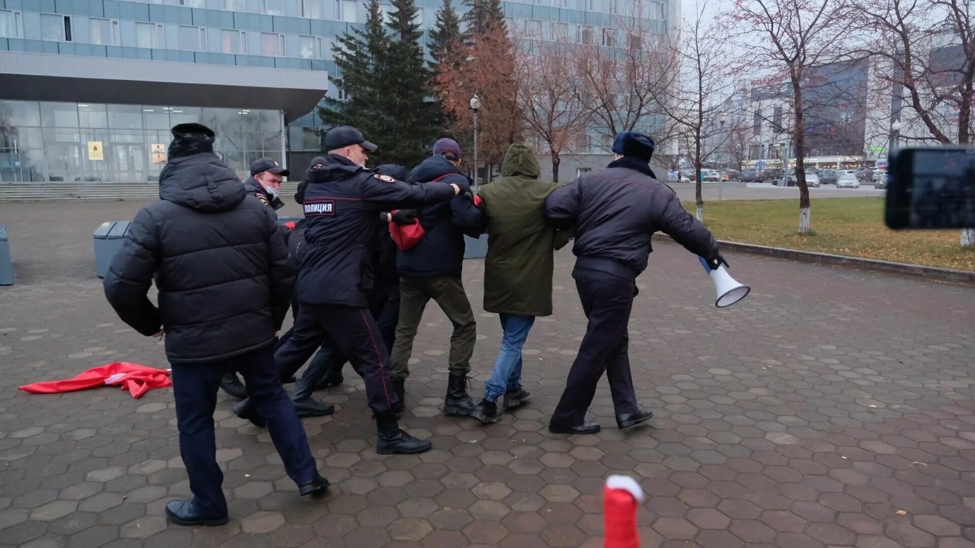 Арестованные полицейские в Перми. Задержание нацболов в Москве. Арест молодежи. Российские активисты задержаны.