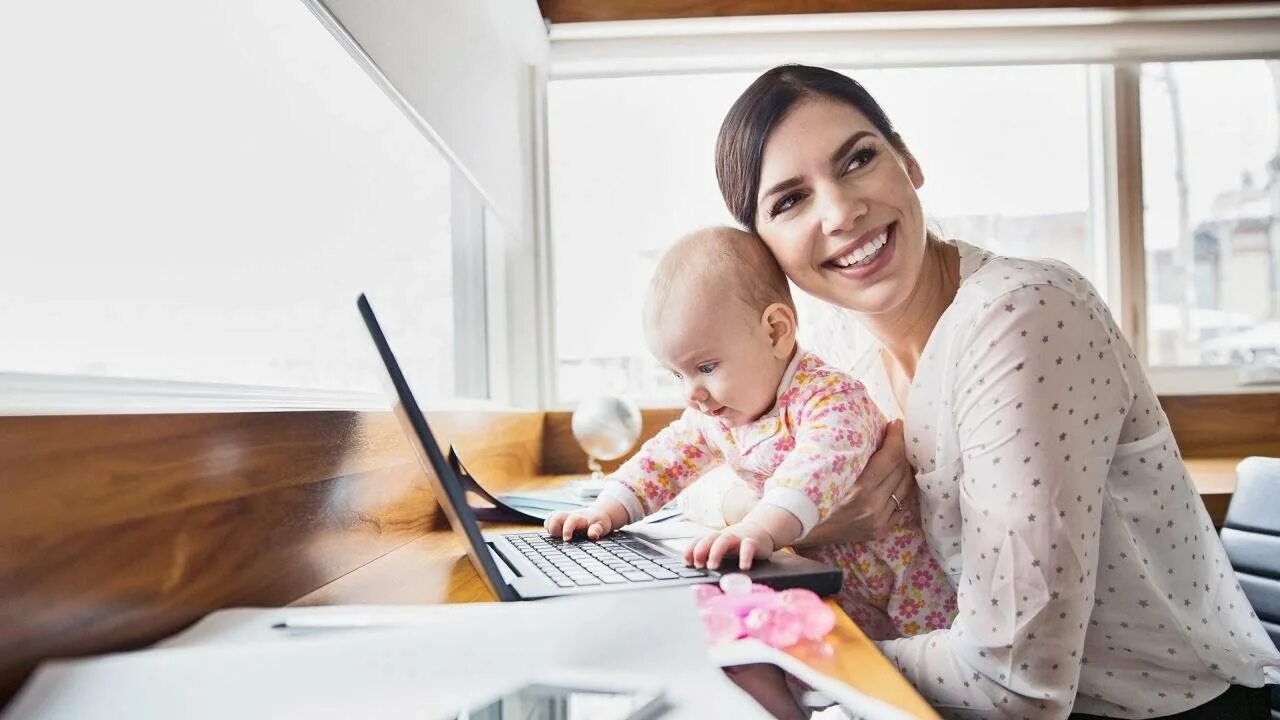 To stay at home working. Женщина с ребенком. Женщина с ребенком за компьютером. Бизнес мама.