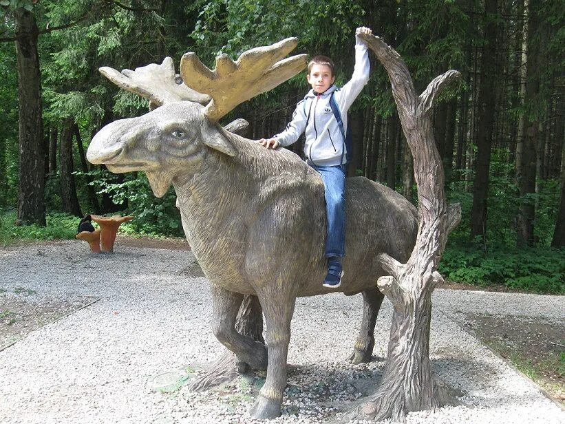 Что означает лось. Скульптура Лось Новосибирск. Скульптура лося в Смоленске. Скульптура Лось с мальчиком. Красноуфимск Лось статуя.