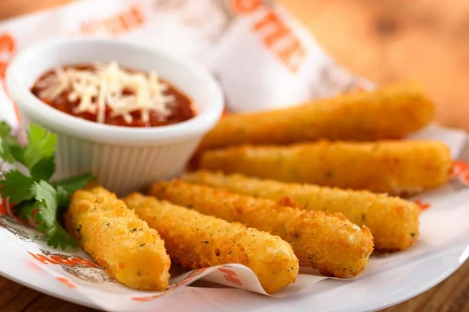 Сырные палочки моцарелла в панировке. Сырные палочки моцарелла. Cheese sticks. Палочки сырные моцарелла моцарелла в панировке. Сырные палочки моцарелла.