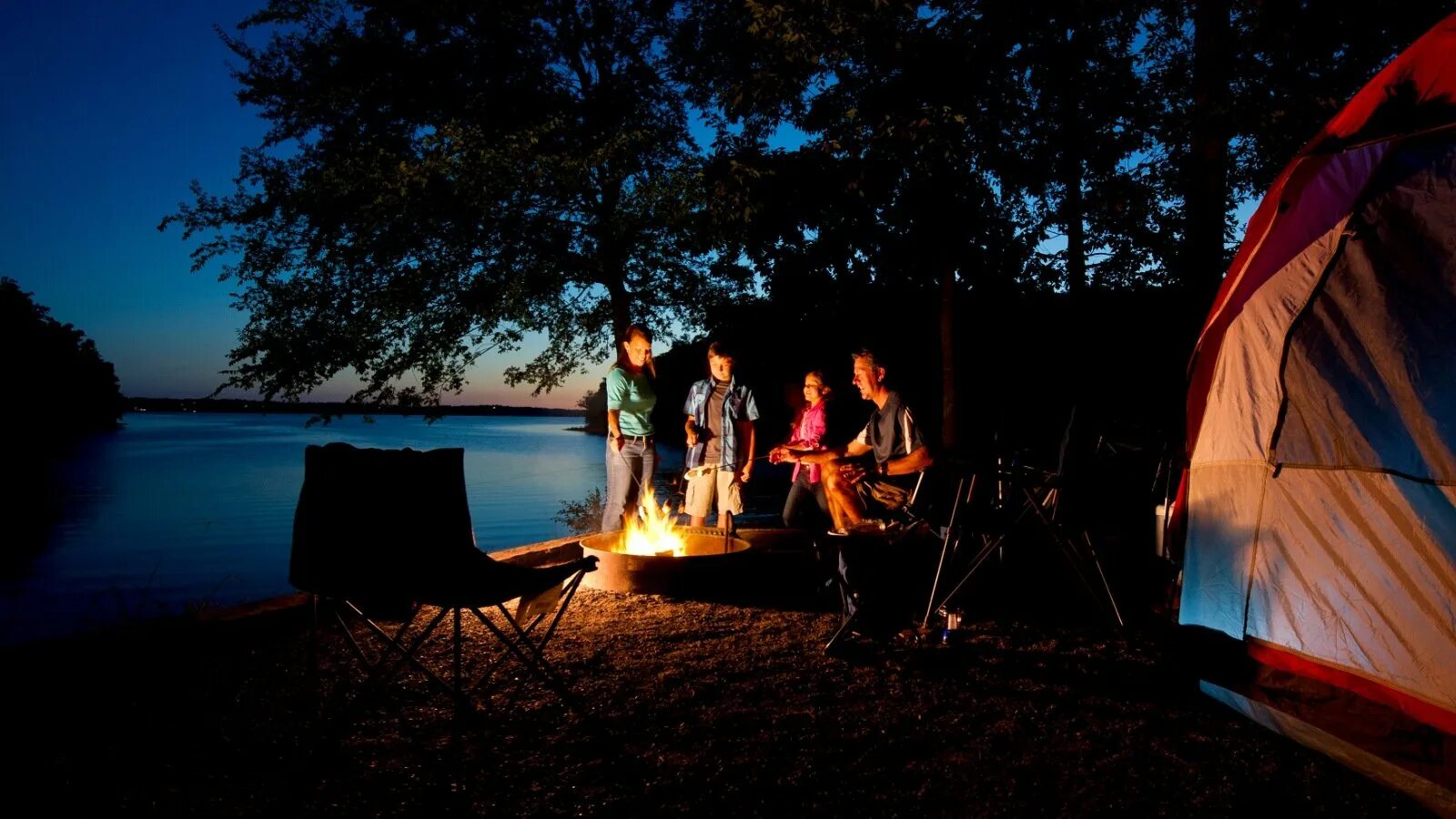 Camping outdoor. Гирлянда для кемпинга. Кемпинг с палатками у воды. Палатка с гирляндой. Кемпинг люди.