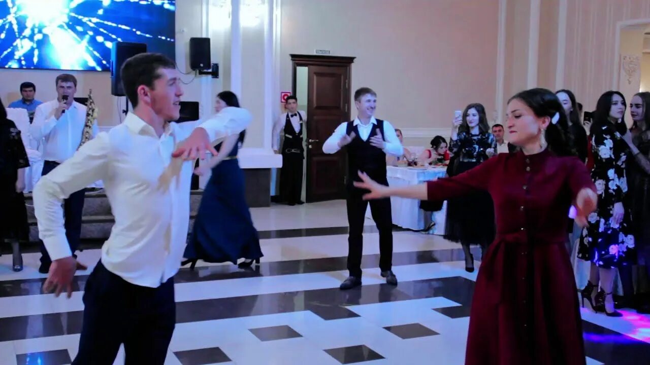 Танцы черкесск. Адыгейские танцы на свадьбах. Адыгские танцы на свадьбе. Черкесска в танце. Черкесский танец на свадьбе.