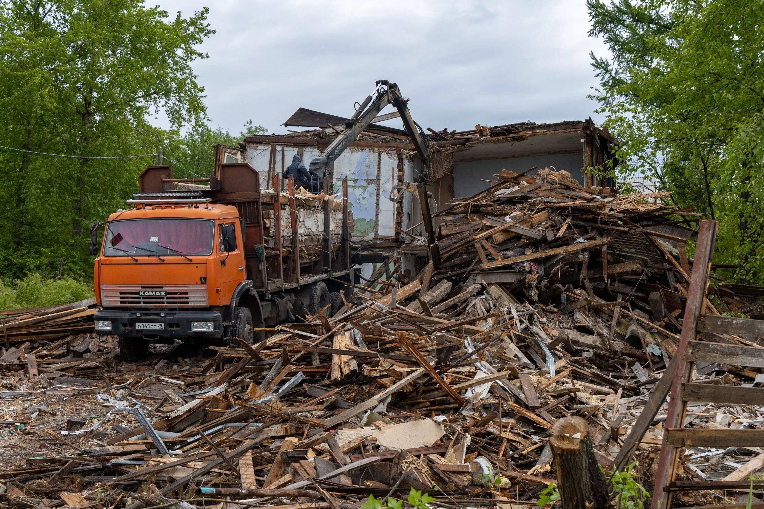 демонтаж аварийного здания. архангельск снос. полуразрушенный дом. архангельск снос. деревяшки мурманск 2023.
