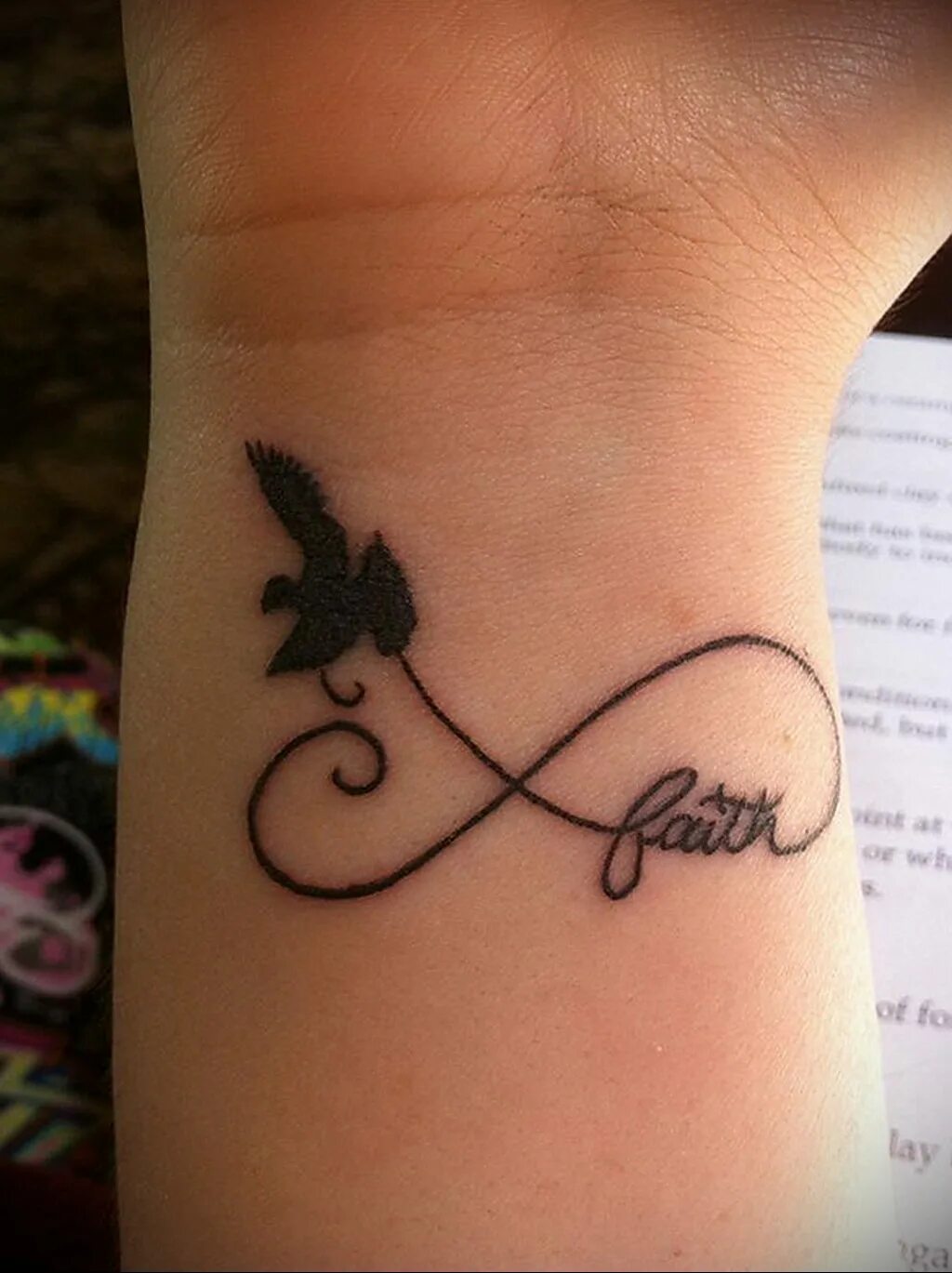 Тату на запястье для женщины значение. Красивые тату на запястье. Красивые небольшие тату для девушек. Тату на запястье для девушек. Тату лотос на запястье.