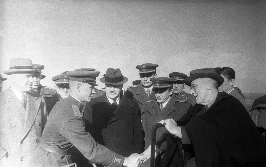 Громыко на Ялтинской конференции. Банкет на Ялтинской конференции. Алексеев Константин Степанович Ялтинская конференция. Молотов и Вышинский