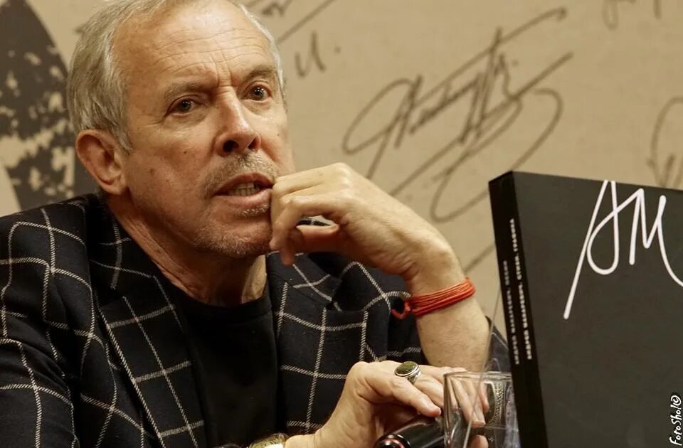 Юбилей андрея макаревича 70 лет. Макаревич 1977. Юбилей андрея макаревича 70 лет. Макаревич 1975. Режиссер шарловский фото.